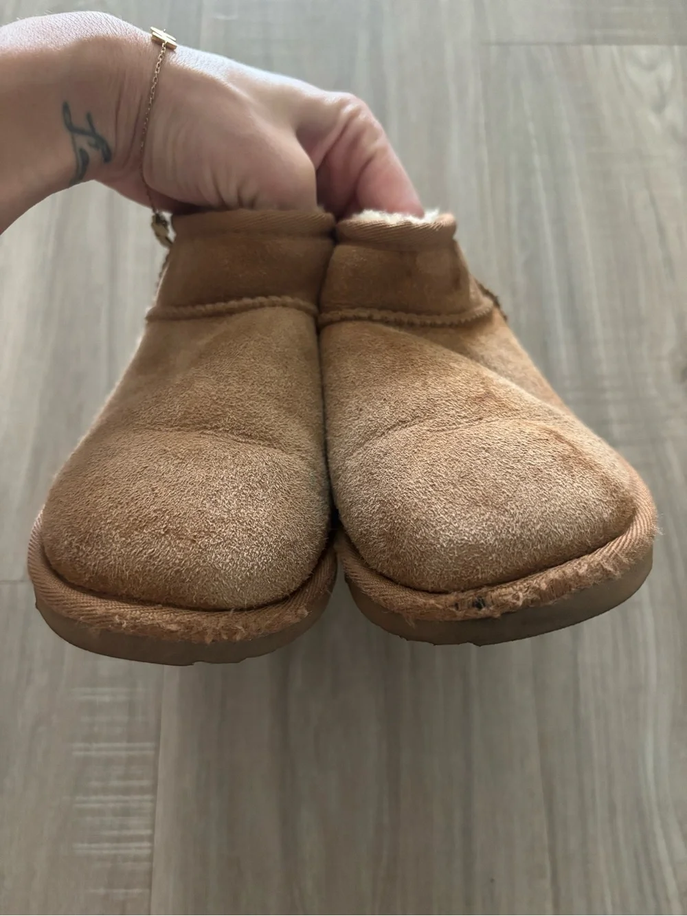Ugg Mini Kids Cozy Shearling Lined Boot in Chestnut size 1Y